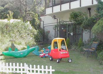 屋外の芝生の広場