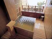 丸駒温泉旅館 木曽檜の四角い浴槽の「駒の湯」